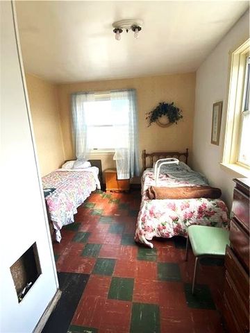 697 Vanderbilt Rd, Connellsville, PA 15425