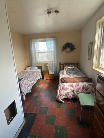 697 Vanderbilt Rd, Connellsville, PA 15425