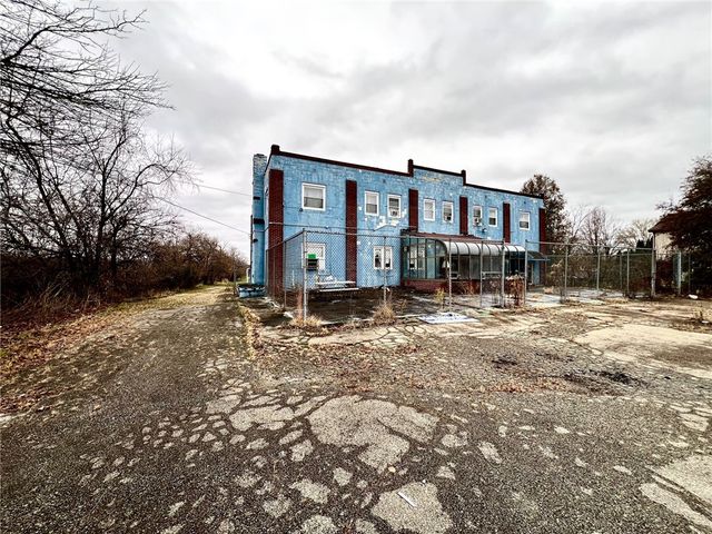 697 Vanderbilt Rd, Connellsville, PA 15425
