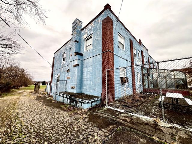 697 Vanderbilt Rd, Connellsville, PA 15425