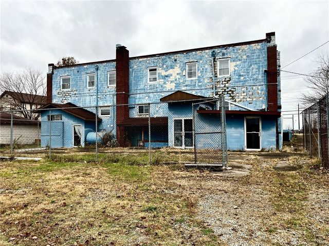 697 Vanderbilt Rd, Connellsville, PA 15425