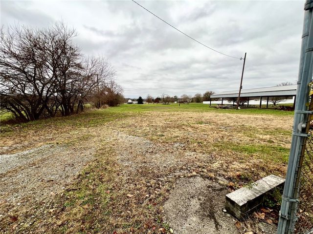 697 Vanderbilt Rd, Connellsville, PA 15425