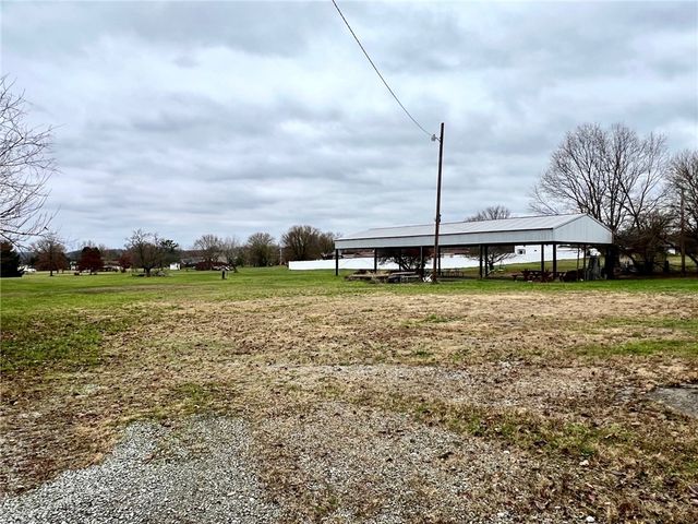 697 Vanderbilt Rd, Connellsville, PA 15425