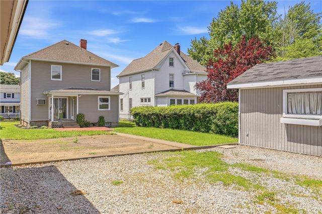 1221 Vine St, Connellsville, PA 15425