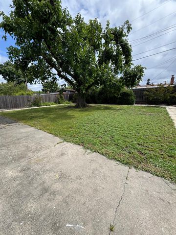 6824 Lumry St, North Highlands, CA 95660