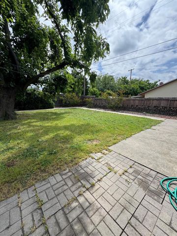 6824 Lumry St, North Highlands, CA 95660