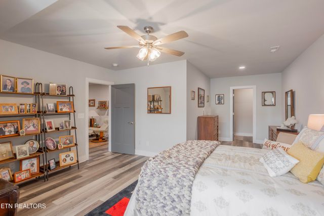 986 Meadow Walk Lane, Lenoir City, TN 37772