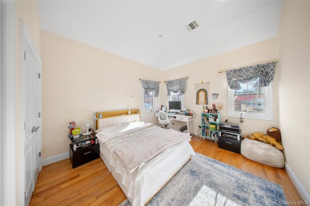 66-19 Commonwealth Boulevard, Little Neck, NY 11362