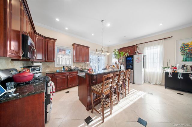 66-19 Commonwealth Boulevard, Little Neck, NY 11362