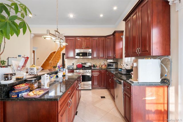 66-19 Commonwealth Boulevard, Little Neck, NY 11362