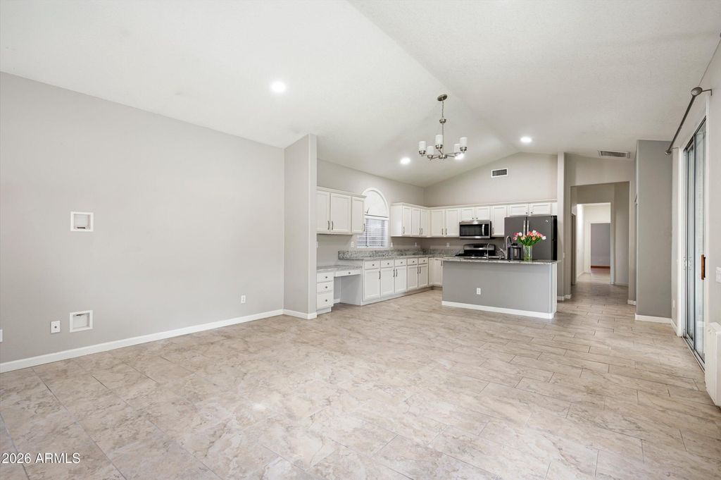 Image 13 of property listing at 722 W KELTON Lane, Phoenix, AZ 85023