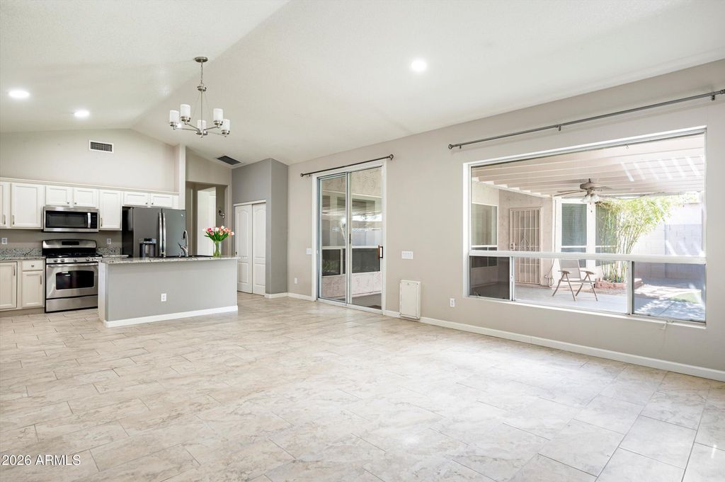 Image 14 of property listing at 722 W KELTON Lane, Phoenix, AZ 85023