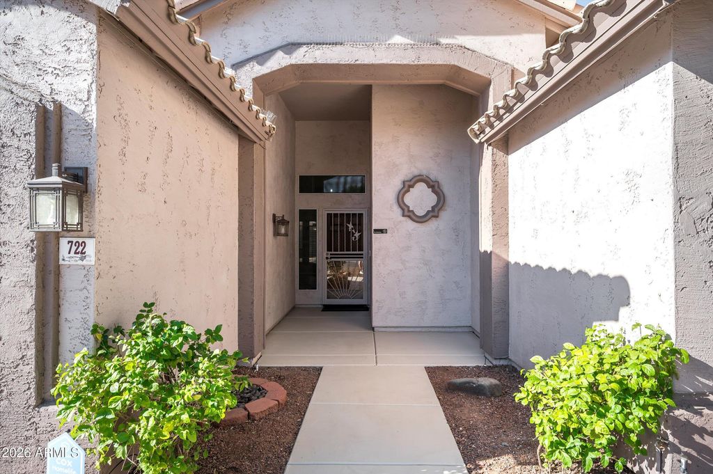 Image 3 of property listing at 722 W KELTON Lane, Phoenix, AZ 85023