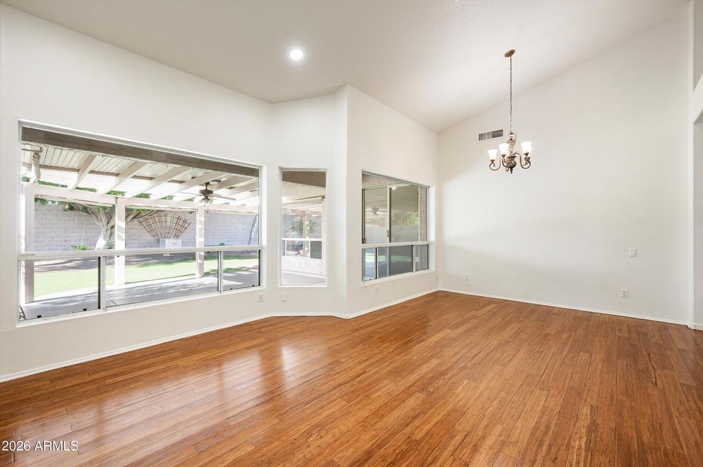 Image 5 of property listing at 722 W KELTON Lane, Phoenix, AZ 85023