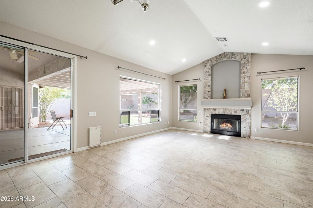 Image 9 of property listing at 722 W KELTON Lane, Phoenix, AZ 85023