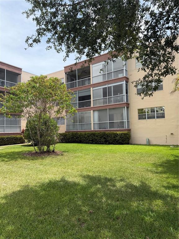 6701 Cypress Rd 109, Plantation, FL 33317