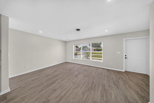 216 W Arbor Avenue, Port St. Lucie, FL 34952