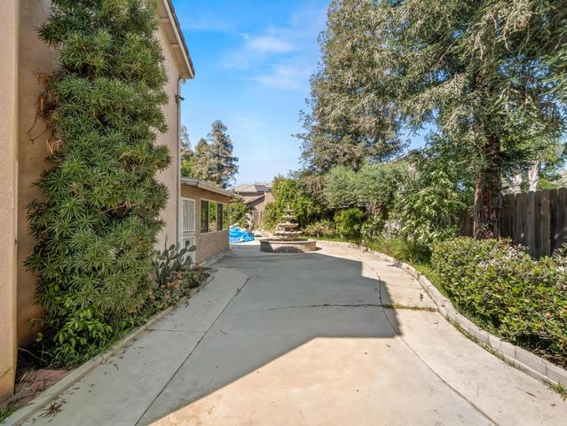 7236 N Bonadelle Avenue, Fresno, CA 93720