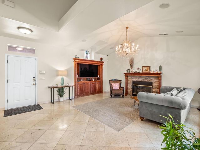 7236 N Bonadelle Avenue, Fresno, CA 93720