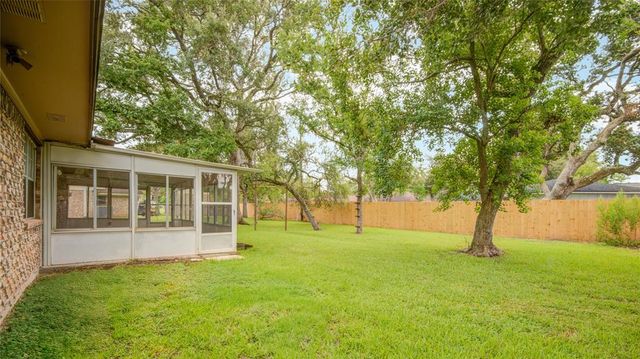 110 Spruce Street, Lake Jackson, TX 77566
