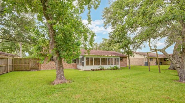 110 Spruce Street, Lake Jackson, TX 77566