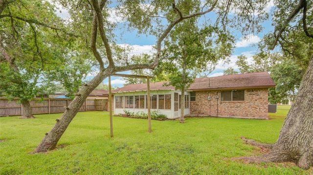 110 Spruce Street, Lake Jackson, TX 77566