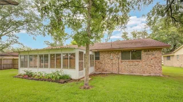 110 Spruce Street, Lake Jackson, TX 77566