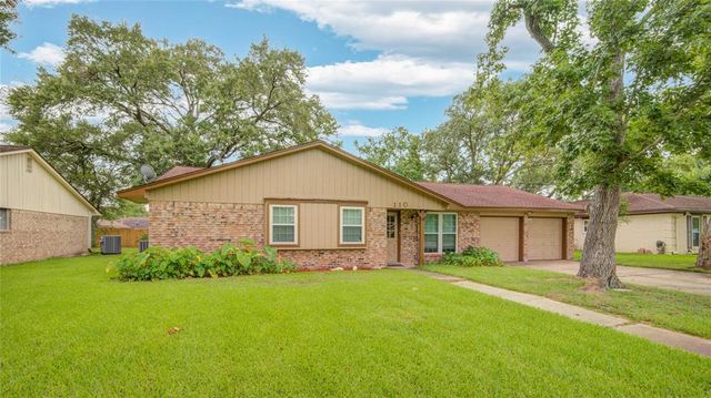110 Spruce Street, Lake Jackson, TX 77566