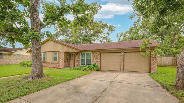 110 Spruce Street, Lake Jackson, TX 77566