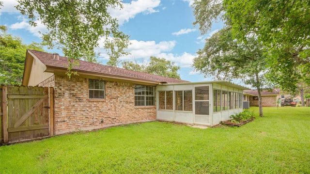 110 Spruce Street, Lake Jackson, TX 77566