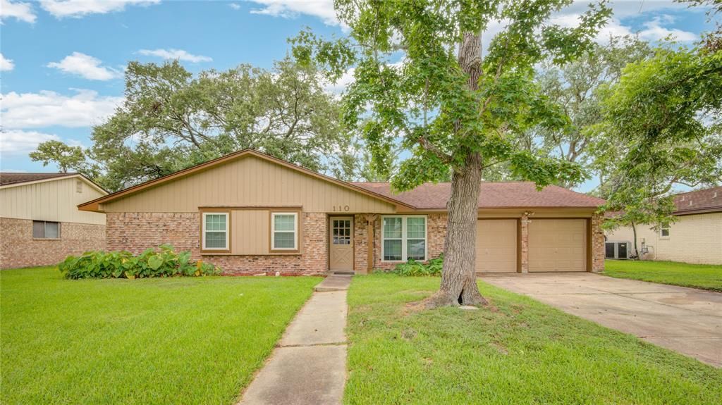 110 Spruce Street, Lake Jackson, TX 77566