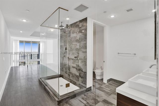 1100 Biscayne Blvd 5705, Miami, FL 33132