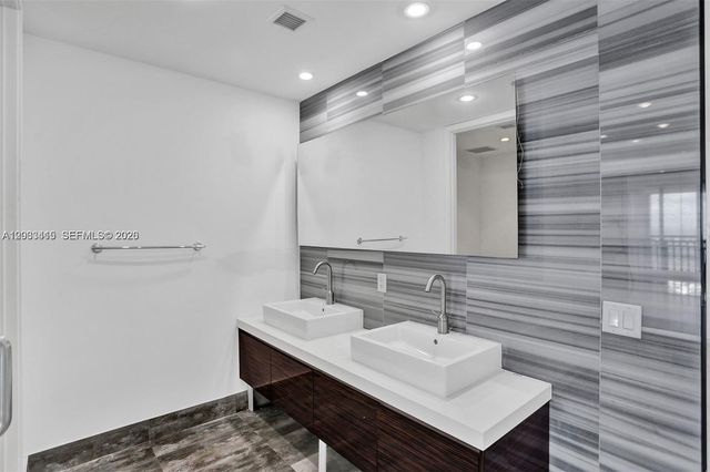 1100 Biscayne Blvd 5705, Miami, FL 33132