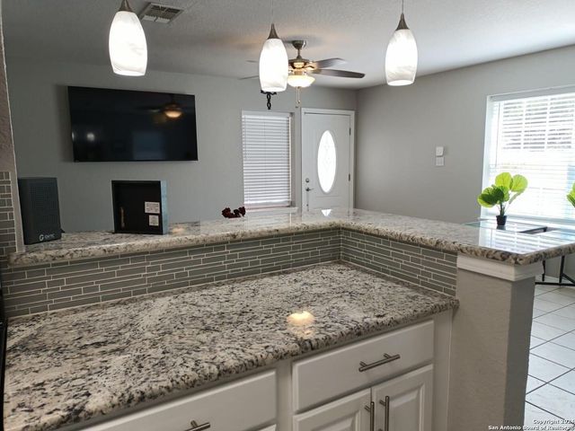 420 Canyon Edge, Canyon Lake, TX 78133