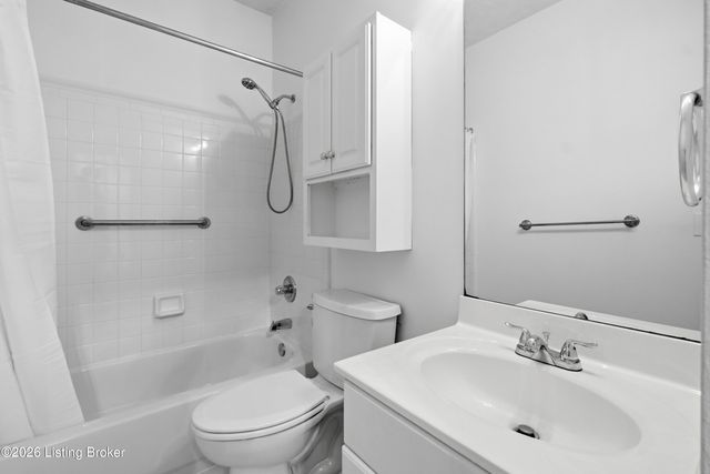 8302 Dravo Cir, Louisville, KY 40220