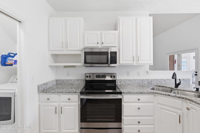 8302 Dravo Cir, Louisville, KY 40220