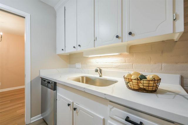 2824 Briarhurst Drive 24, Houston, TX 77057