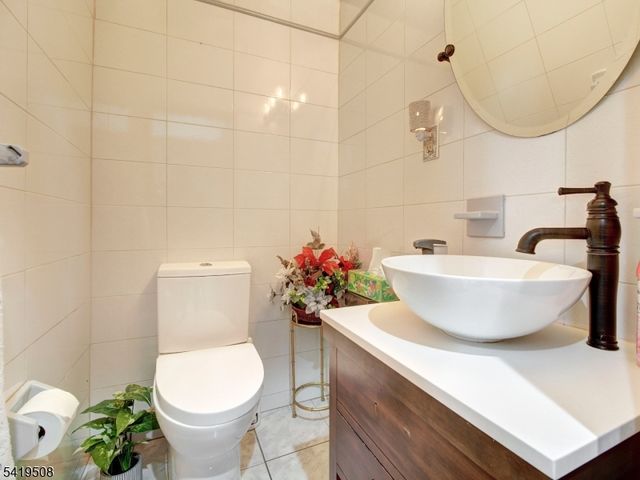 569 Monroe Pl, Ridgefield Boro, NJ 07657