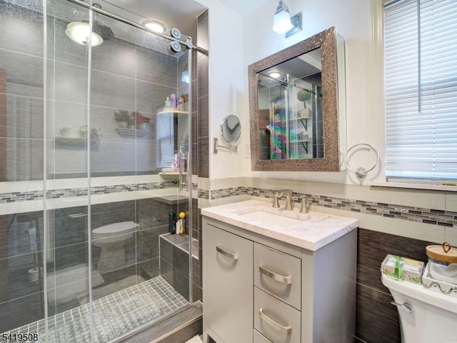 569 Monroe Pl, Ridgefield Boro, NJ 07657