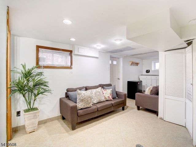 569 Monroe Pl, Ridgefield Boro, NJ 07657