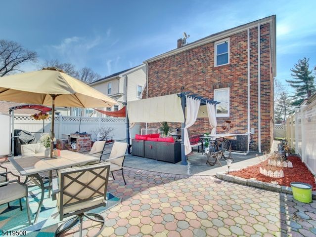 569 Monroe Pl, Ridgefield Boro, NJ 07657