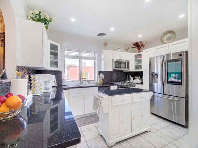 569 Monroe Pl, Ridgefield Boro, NJ 07657