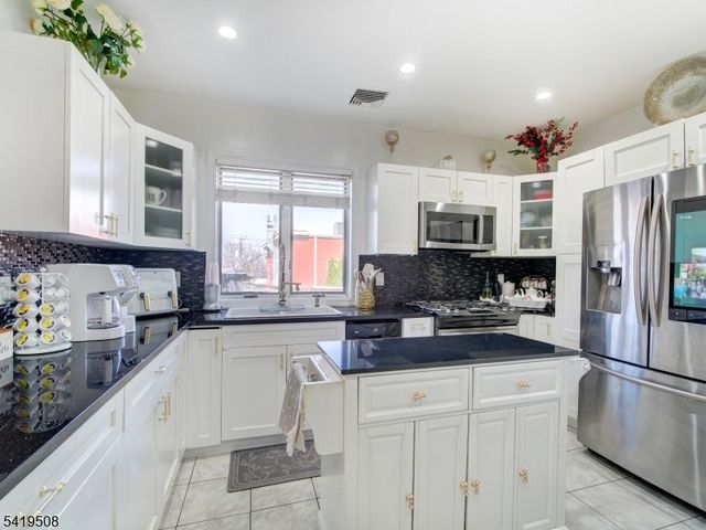 569 Monroe Pl, Ridgefield Boro, NJ 07657