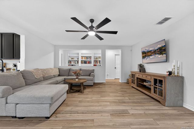 218 W FLOWING RIVER DR, Boerne, TX 78006