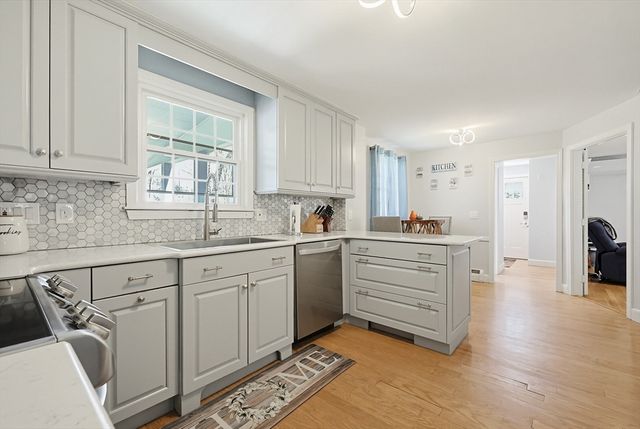 6 Duggan Dr, Framingham, MA 01702