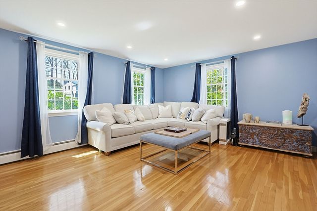 6 Duggan Dr, Framingham, MA 01702