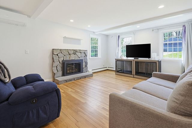 6 Duggan Dr, Framingham, MA 01702