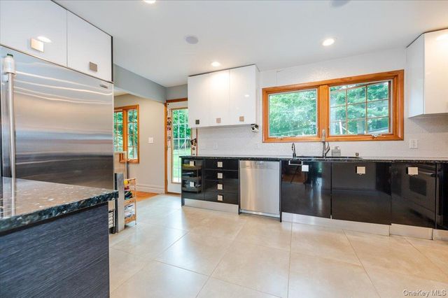 26 Red Brook Road, Great Neck, NY 11024