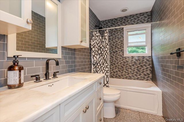 26 Red Brook Road, Great Neck, NY 11024