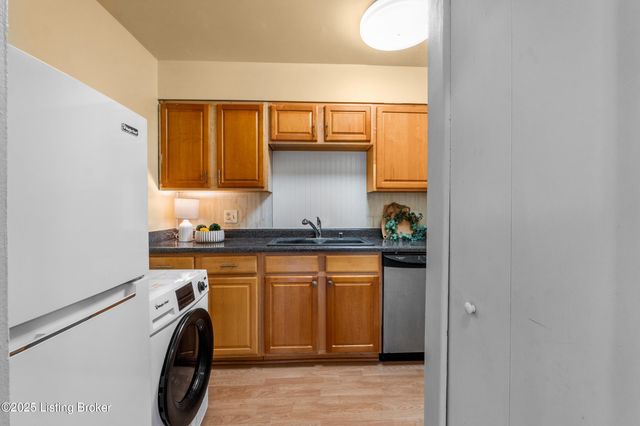 1970 Goldsmith Ln A-4, Louisville, KY 40218